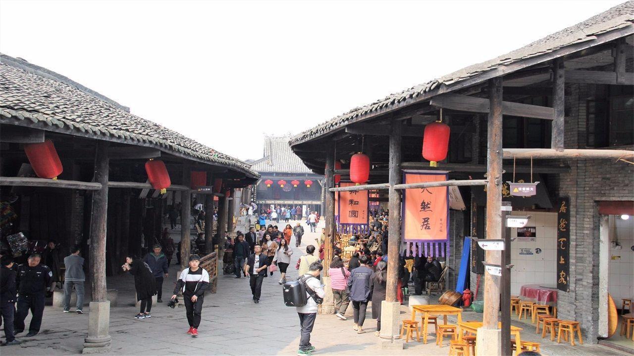 逃离黑与白的房间